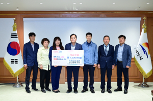 김천 아랫장터 삼색이수상권 상인협동조합, 김천복지재단에 성금 전달