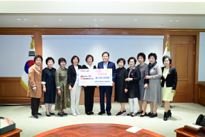 김천시여성대학동창회, 복지재단에 후원금 기부