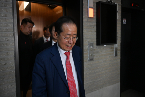 홍준표 “30년 정치인생 오늘로 졸업”