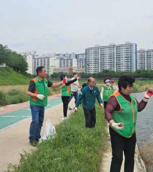 김천시 자산동, 직지천변 정화 행사
