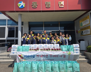 칠곡 동명면 지사협, 카네이션 꾸러미 전달