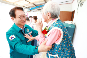 울진군, 제53회 어버이날 맞아 100세 어르신 가정 축하 방문