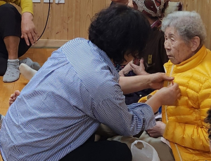 울진군노인복지관, 맞춤돌봄 대상 어르신께 카네이션 달아드리기