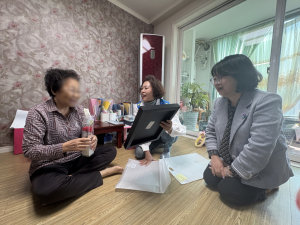포항시 용흥동 지사협, 어버이날 맞아 독거어르신 장수사진 전달