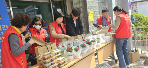 대구 중구 동인동 지역사회보장협의체, 독거어르신에 밑반찬ㆍ카네이션 전달