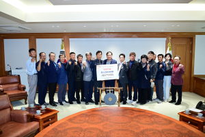 김천시 감문면 단체장과 함께 복지재단에 성금 전달