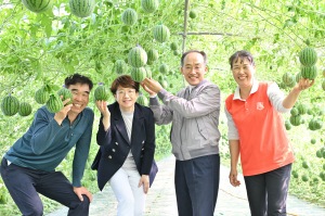 달성군의회, 애플수박 첫 출하 현장 격려