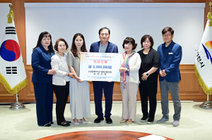 경북여성기업인협의회 김천지회, 복지재단에 성금 전달