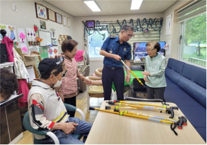 경주경찰서, 고령 보행자에 야광 지팡이 배부