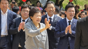 박정희 생가 찾은 박근혜 “나라 사정 여러모로 어려워”
