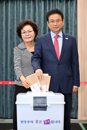 이철우 경북도지사 내외 ‘소중한 한 표 행사’