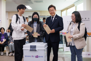 李 ‘신촌’ 金 ‘인천’ 李 ‘동탄’서 한표 행사