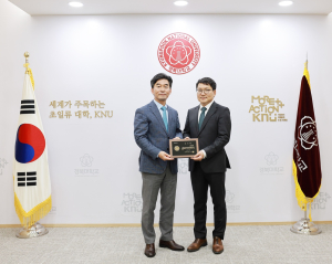 경북대, 최성욱 사과나무치과의원 원장에게 발전기금 감사패 전달