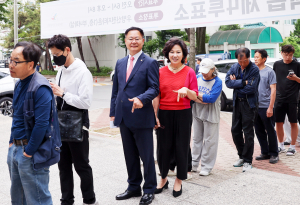 김재욱 칠곡군수 부부, 신성한 주권 행사