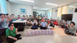 대구 동구 동촌신협 두손모아봉사단, 경로당 어르신 떡 꾸러미 전달