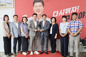 구자근 의원, 지역 주민으로부터 감사패 받아