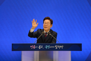 李대통령 회견에 “정상 정부 출범” vs “자화자찬”