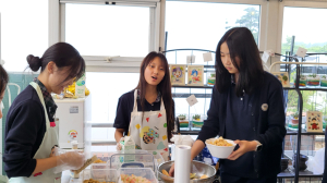 경주 선덕여중, 팥빙수 행사 ‘천원의 행복’