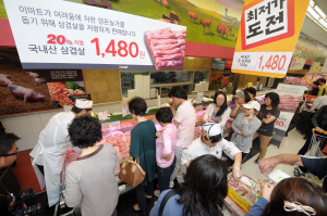 돼지고기 할인행사에 몰린 인파들