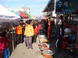 “산 대게 만져보고 싼값 흥정 즐겨요”