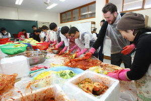포철중, 사랑의 김치 나누기 행사