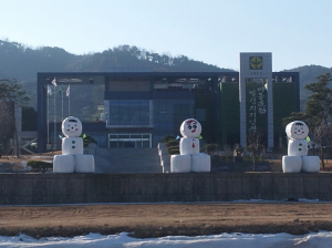 새마을발상지 기념관 ‘눈사람’ 눈길
