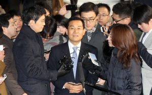 ‘전대 돈봉투’ 고승덕 검찰 출두