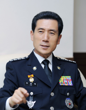 이강덕 전 해경청장, 10개월치 월급 통째로 기부