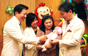 국내 첫 ‘오삭둥이’ 건강하게 퇴원