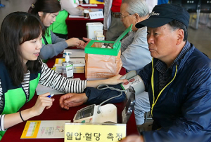 혈당 측정전  “손 꼭 씻으세요”