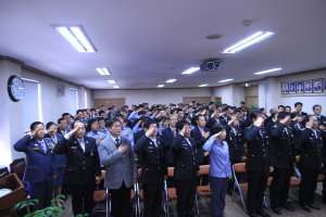 “소방공무원 노고에 박수를”