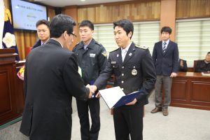 울릉군의회, 응급환자 이송 공로자 감사장 수여