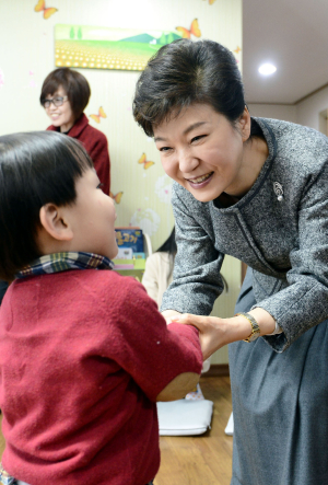 朴대통령, 아동양육시설 찾아 성탄 선물