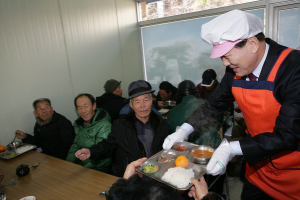 김항곤 성주군수, 무료급식 자원봉사 나서