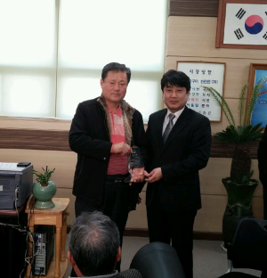 구미시 동곡2리, 공공비축 톤백수매 협조 ‘우수 감사패’