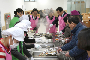 포항시 평생학습원, 어른신들에 급식봉사 펼쳐