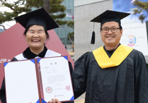 “나이는 숫자에 불과”  이색 졸업생 ‘화제’