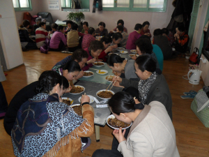 “어르신들 자장면 맛있게 드세요”