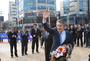 朴 포항시장 퇴임… 본격 선거 행보