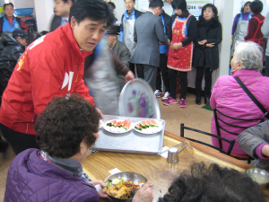 이상민, 경로당 무료 급식소서 민생투어