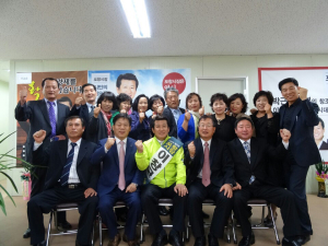이창균, 사무소 찾은 동기들 맞아