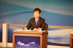 이강덕, 첫 토론회서 준비된 후보 부각