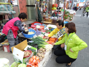이창균, 동해시장 찾아 상인들 고충 청취