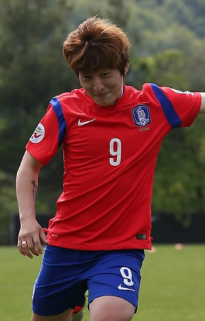 누가 저 해맑은 女에 돌을 던졌던가