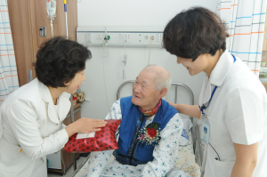 병상서 핀 카네이션, 어르신 주름살 활짝
