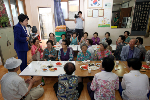 경로당 방문…지방선거 후 첫 공식 행사