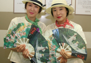 포항 롯데百, 향기 부채 증정 ‘눈길’