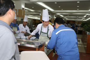 이강덕 포항시장,‘포항제철소 찾아 직원 배식’