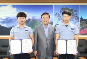 노인 폭행 막은 고교생들 ‘교육감 표창’
