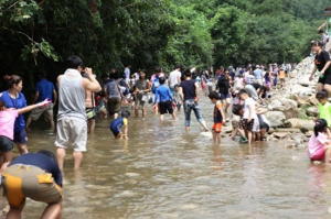 가재 잡으며 더위 잊고 ‘夏夏好好’